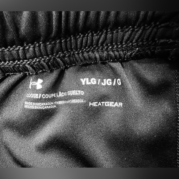 EUC Under Armour Boys Black Shorts - Picture 3 of 3